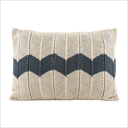 ब्लैक एंड क्रीम बुना हुआ गद्दी