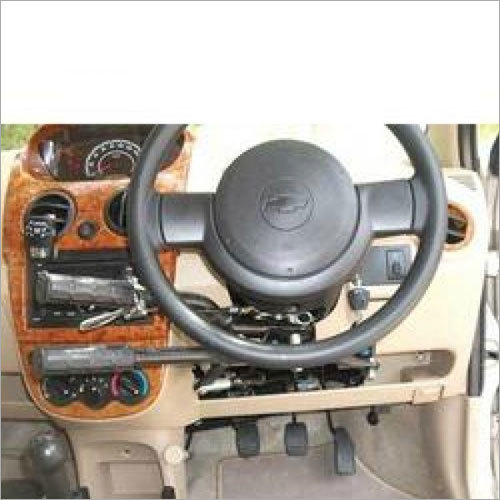 दोनों पैरों की चोट वाले व्यक्ति के लिए हैंड ऑपरेटिंग सिस्टम