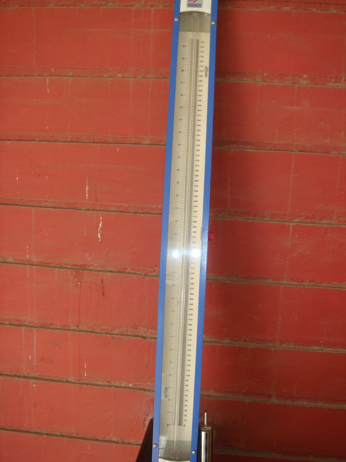 U Tube Manometer - Accuracy: +/- 0.5 Fsd. %