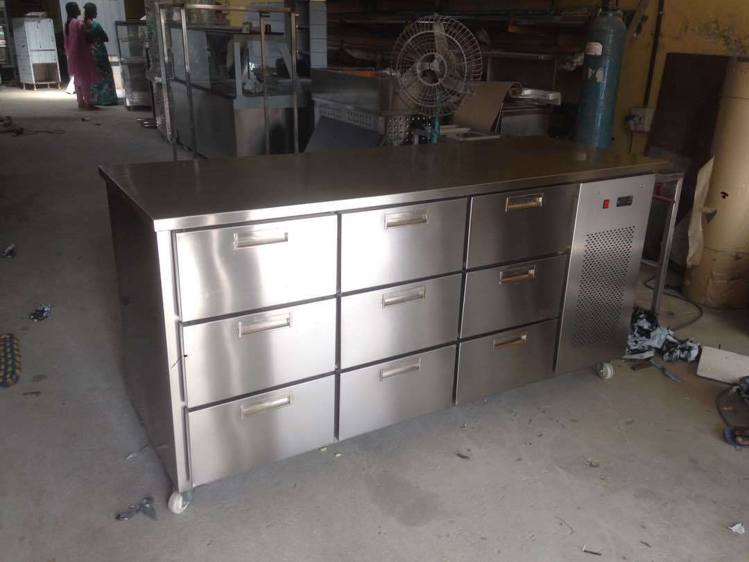 Freezer - 600 Liters Capacity, Stainless Steel Material | -18°c To -25°c Temperature Range, R134a Refrigerant, 250 Watts Power Consumption, 220-240v Voltage