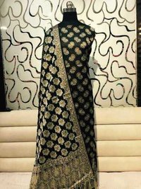 काले रंग का रेशमी सूट