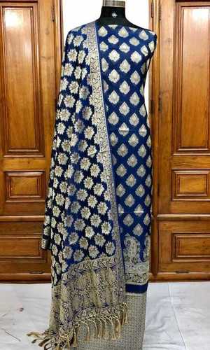 नीले रंग का रेशमी सूट