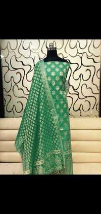 हरे रंग का रेशमी सूट