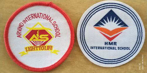 स्कूल के बुने हुए लेबल