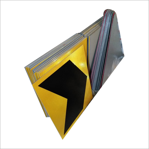 पीला और काला ट्रैफ़िक अनिवार्य साइन बोर्ड