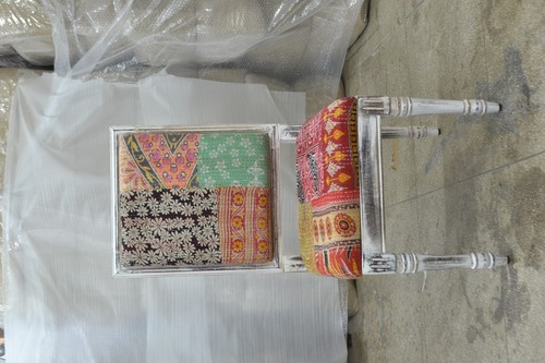 तैयार की गई प्राचीन लकड़ी की कुर्सी