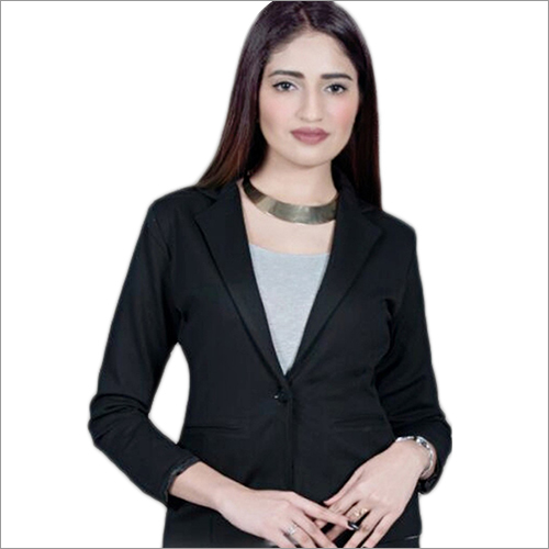 महिलाओं के लिए काला ब्लेज़र