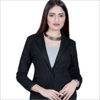 महिलाओं के लिए काला ब्लेज़र