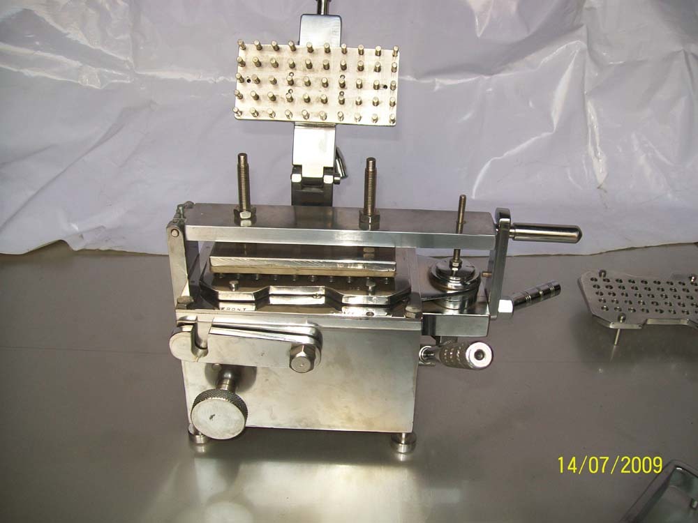 Manual Capsule Filling Machine - Aisi 316 Stainless Steel, 450x300x450 Mm Dimensions | Up To 5000 Capsules/hr, Simple Operation For Unskilled Labour, 1-year Warranty