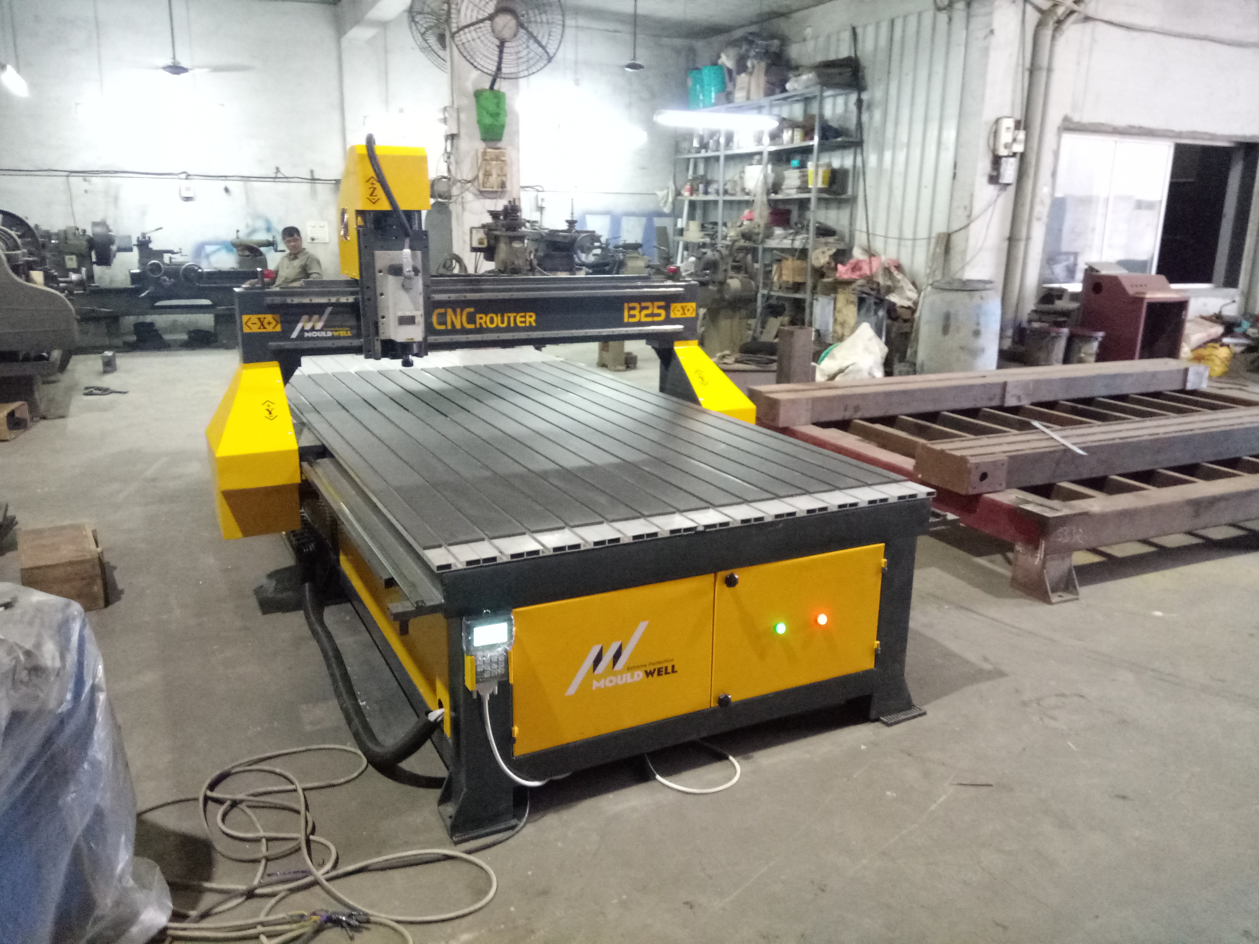 Cnc Router Machine - 4.5hp Air/water Cooled, 1300mm X 2500mm Cutting Area, Gray | High Speed 10000 Mm/min, Automatic Dsp Controller, Usb Interface