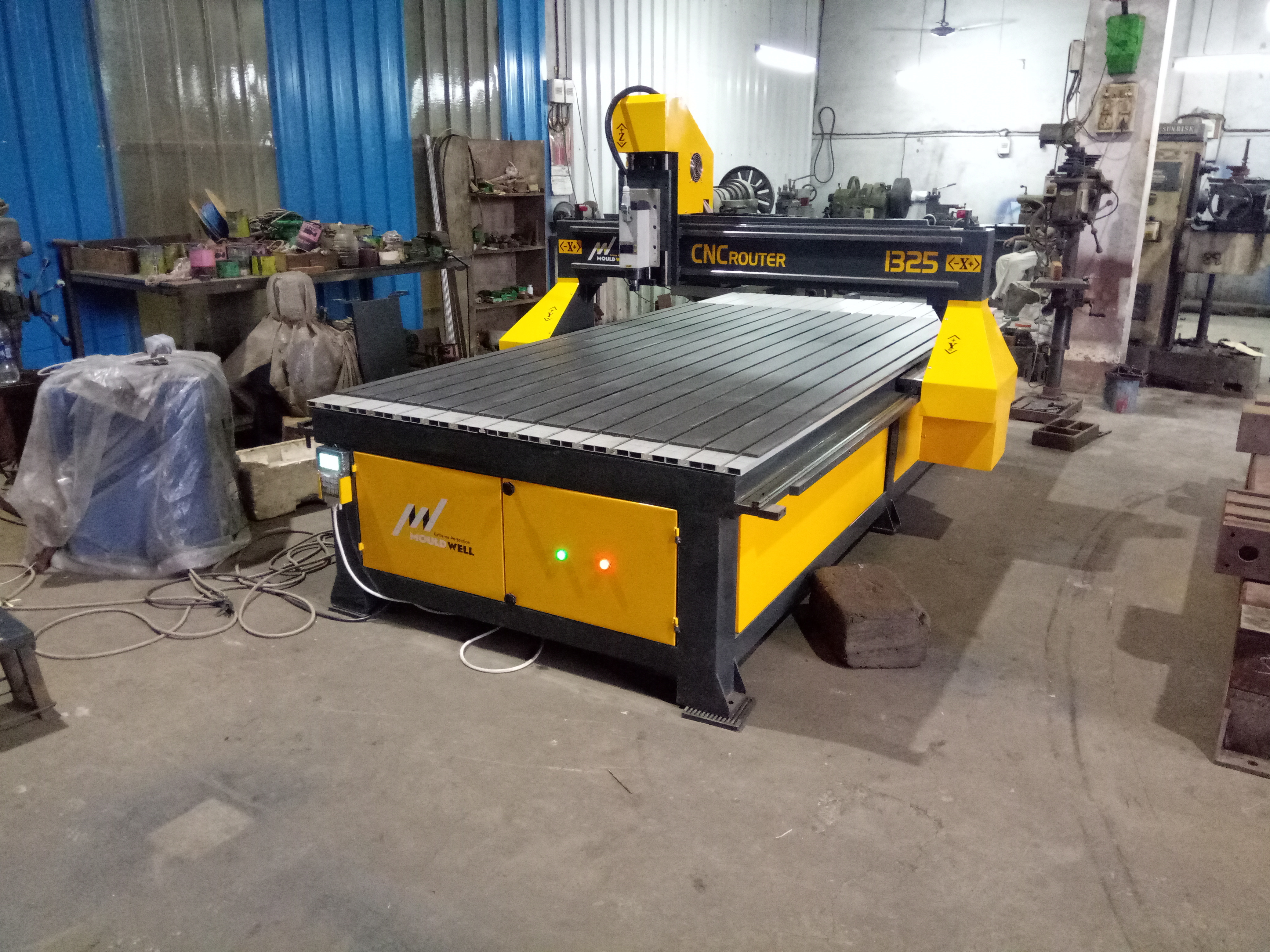 Cnc Router Machine - 4.5hp Air/water Cooled, 1300mm X 2500mm Cutting Area, Gray | High Speed 10000 Mm/min, Automatic Dsp Controller, Usb Interface