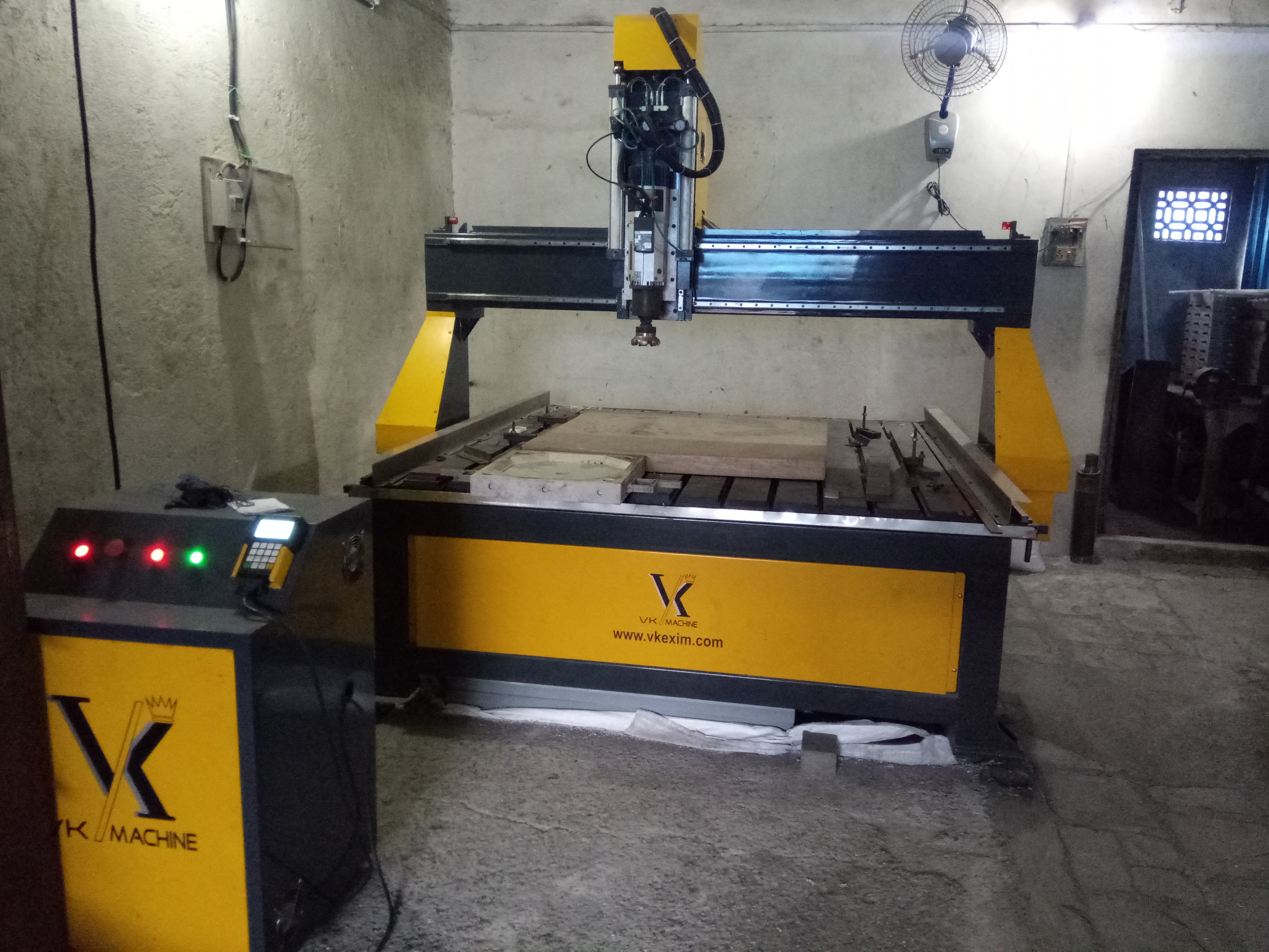 Cnc Router Machine - 4.5hp Air/water Cooled, 1300mm X 2500mm Cutting Area, Gray | High Speed 10000 Mm/min, Automatic Dsp Controller, Usb Interface