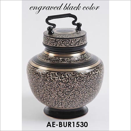 सॉलिड ब्रास ब्लैक एनग्रेव्ड एड्ट उर्न विथ हैंडल