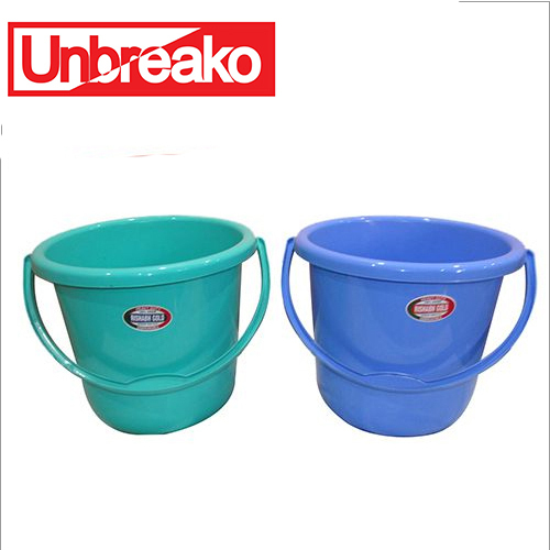 नीले और हरे रंग की प्लास्टिक बाथरूम की बाल्टी