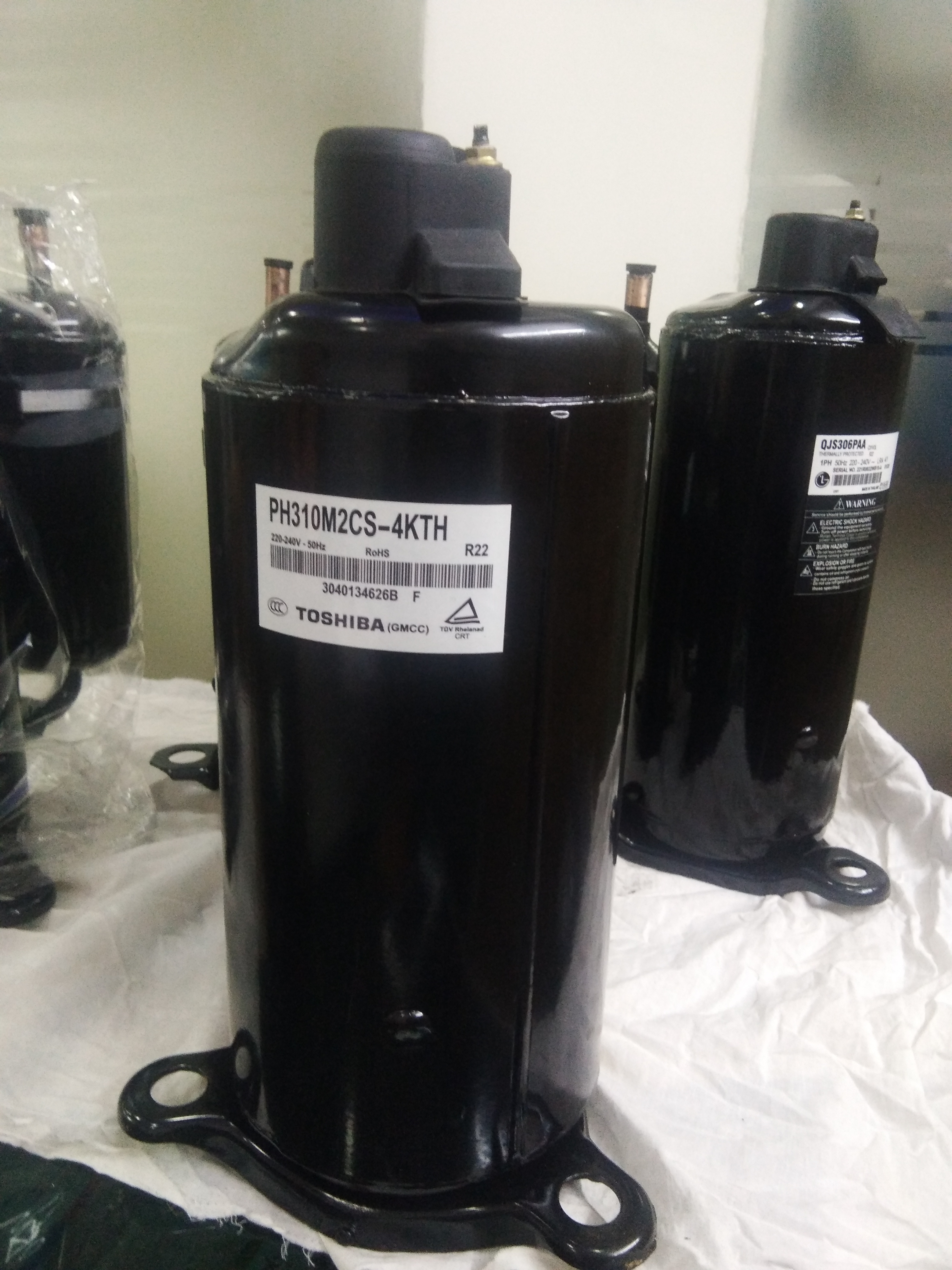 Toshiba 1.5tr Rotary Compressor Voltage: 200 - 220 Volt (V)