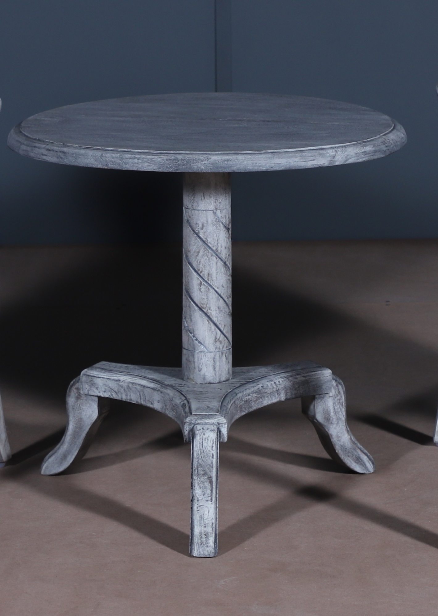 Accent Chair With Design Round Table