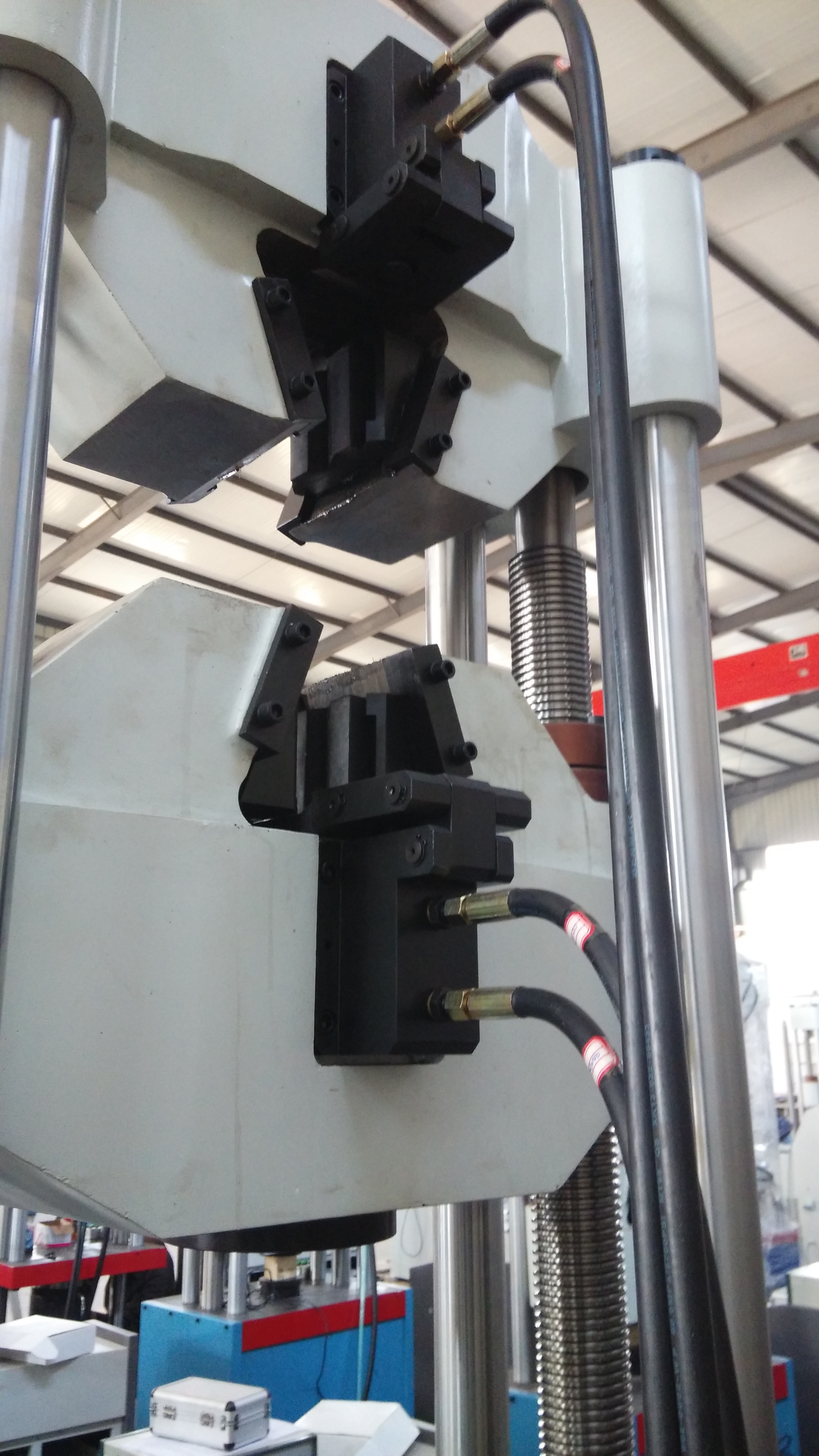 Hydraulic Universal Testing Machine Machine Weight: 2000 Kilograms (Kg)