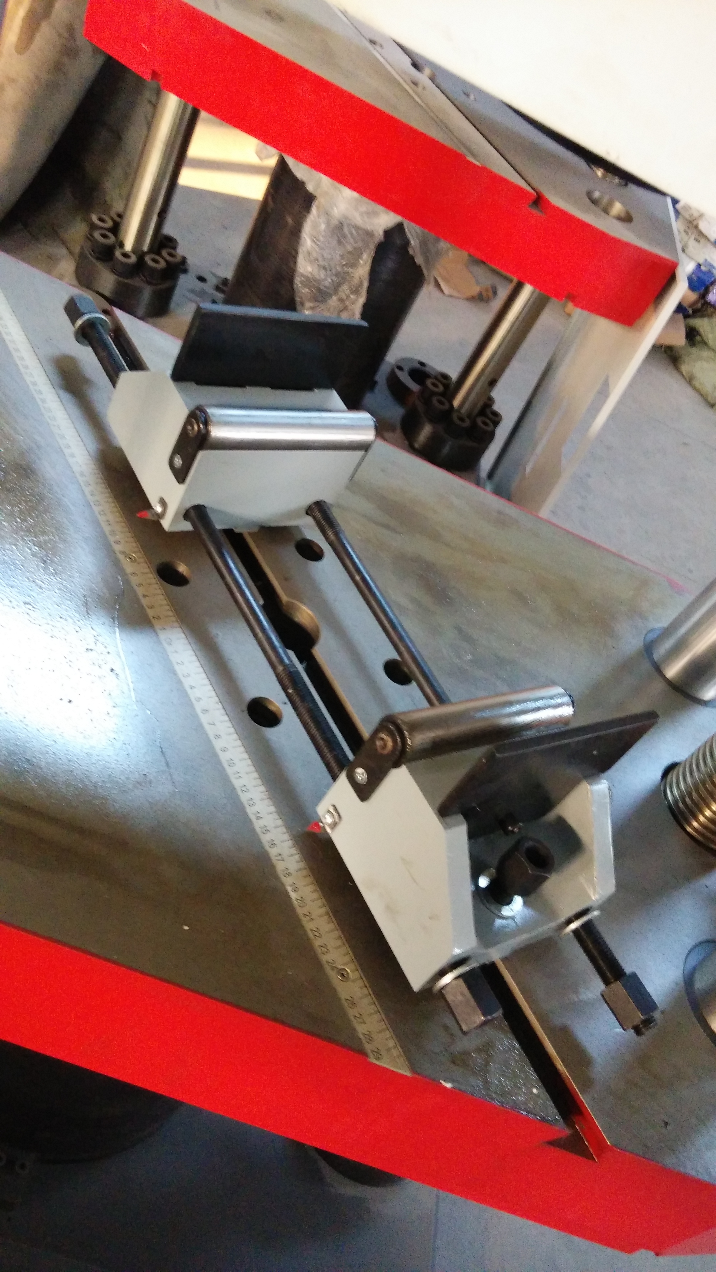 Hydraulic Universal Testing Machine Machine Weight: 2000 Kilograms (Kg)