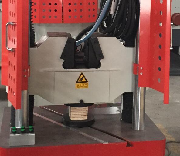 Hydraulic Universal Testing Machine Machine Weight: 2000 Kilograms (Kg)