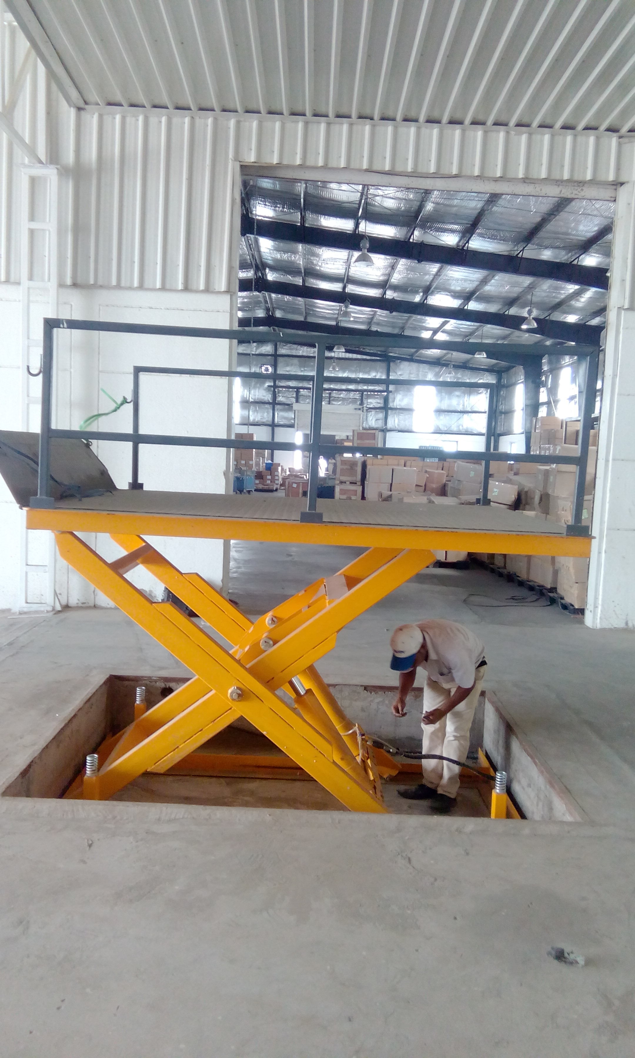 Scissor Lift - Heavy-duty Steel Frame, 2000 Lbs Capacity , Versatile Height Adjustability