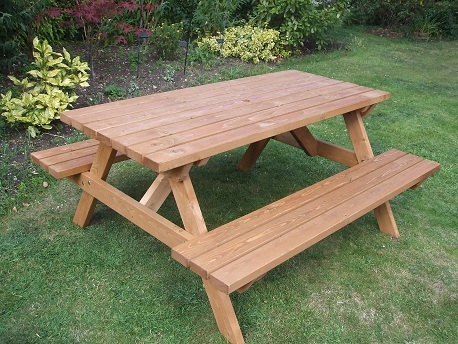 लकड़ी की बेंचें