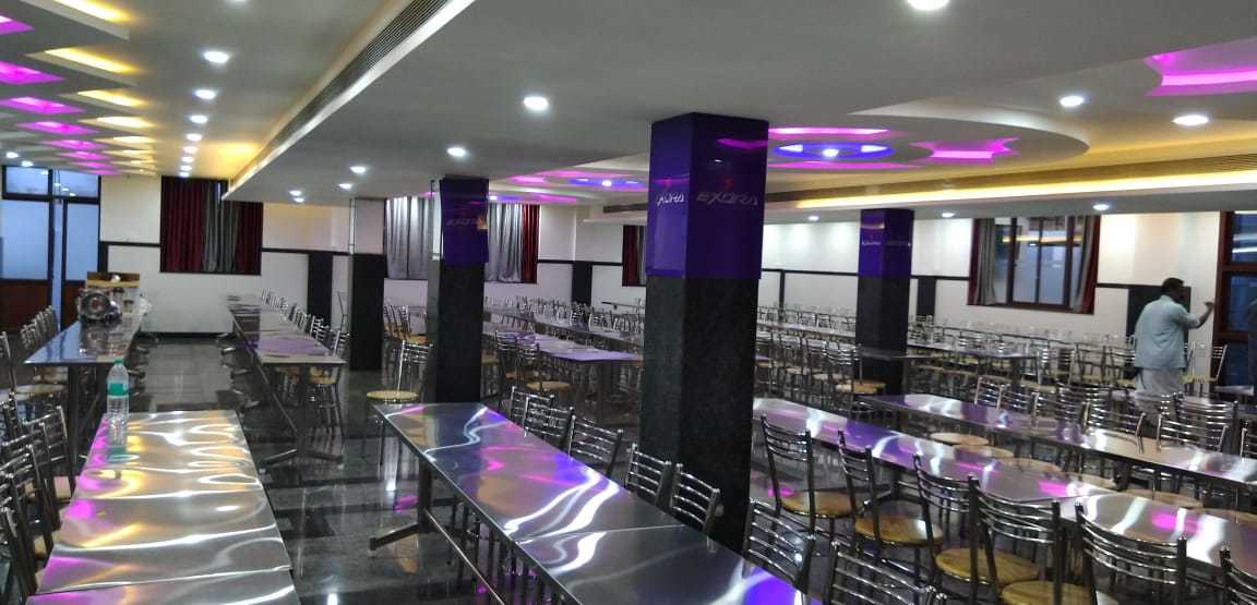 Machine Made Marriage Hall Dining Table