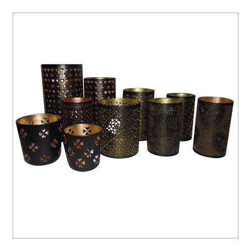 हाथ से बने सामान का कार्य