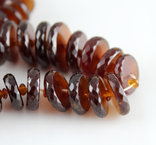 हेसोनाइट गार्नेट टायर बीड्स