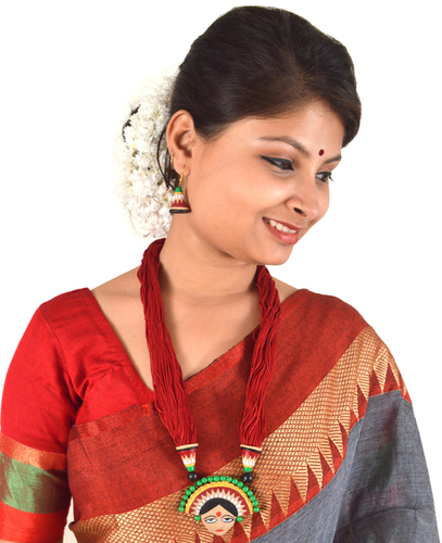 पारंपरिक टेराकोटा आभूषण महिलाओं के लिए नवीनतम डिजाइन सेट करता है