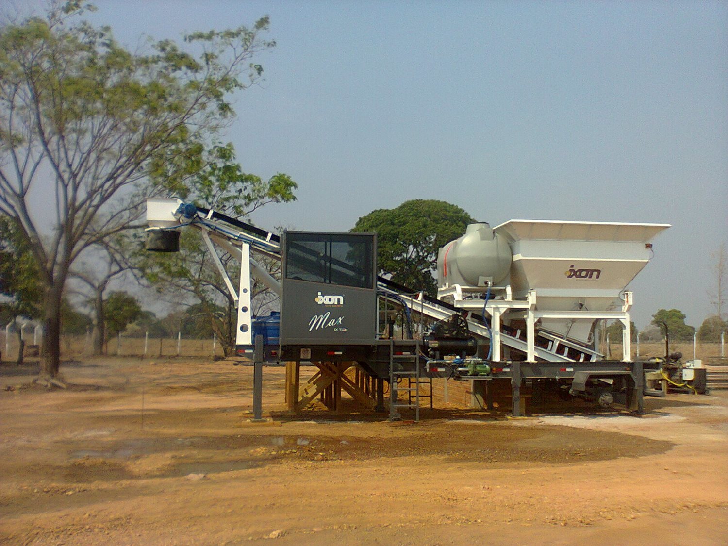Mobile Concrete Batching Plant - Steel Construction, 30-40 M/h Capacity | 10m Aggregate Hopper, 4 Load Cells, Pneumatic Discharge Gate, Automated Water And Additive Control