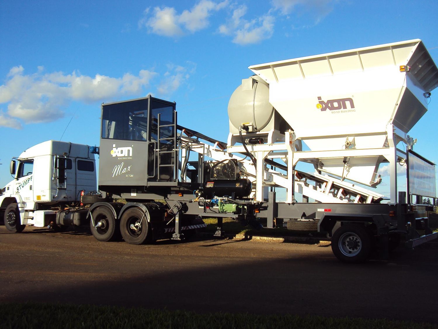 Mobile Concrete Batching Plant - Steel Construction, 30-40 M/h Capacity | 10m Aggregate Hopper, 4 Load Cells, Pneumatic Discharge Gate, Automated Water And Additive Control