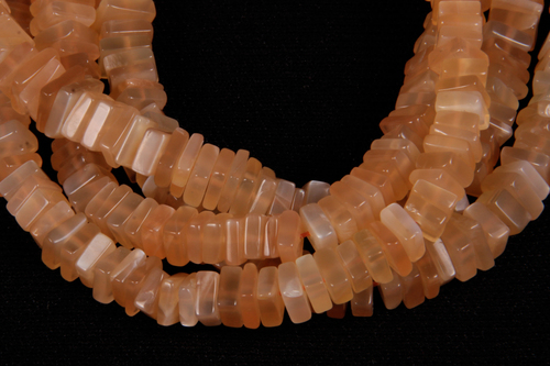 पीच मूनस्टोन स्क्वायर बीड्स