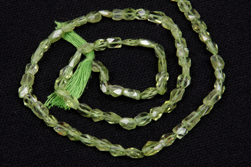 पेरिडॉट कट स्क्वायर बीड्स