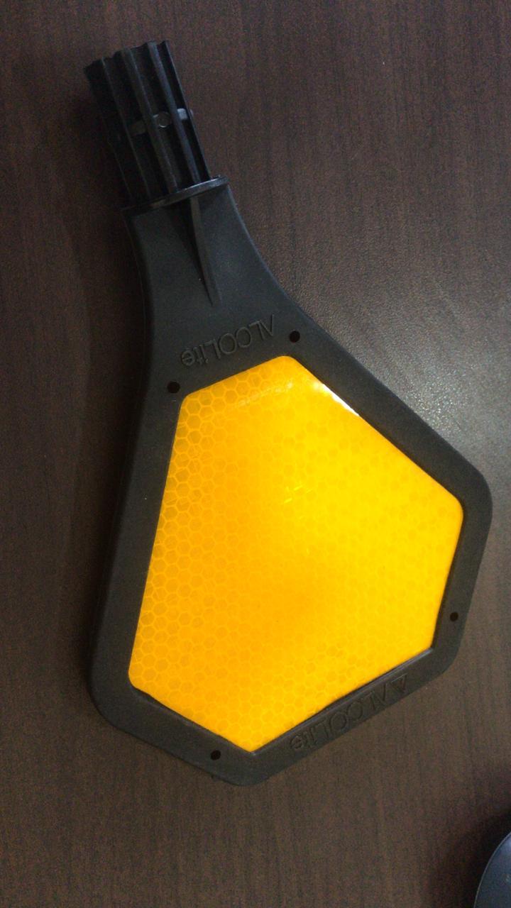 Median Marker - Color: Yellow Black