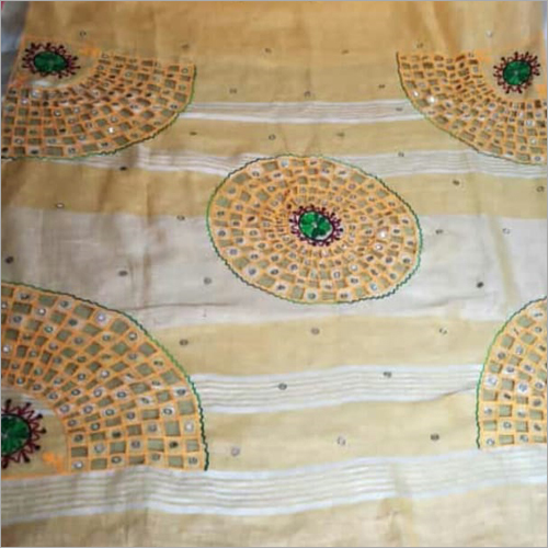 सफेद और पीली महिलाओं की आधुनिक कढ़ाई वाली साड़ी