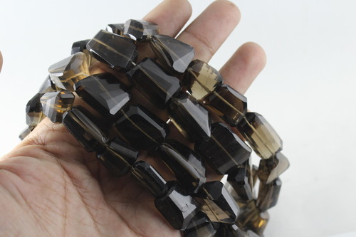 धुएँ के रंग का क्वार्ट्ज सोने की डली मोती