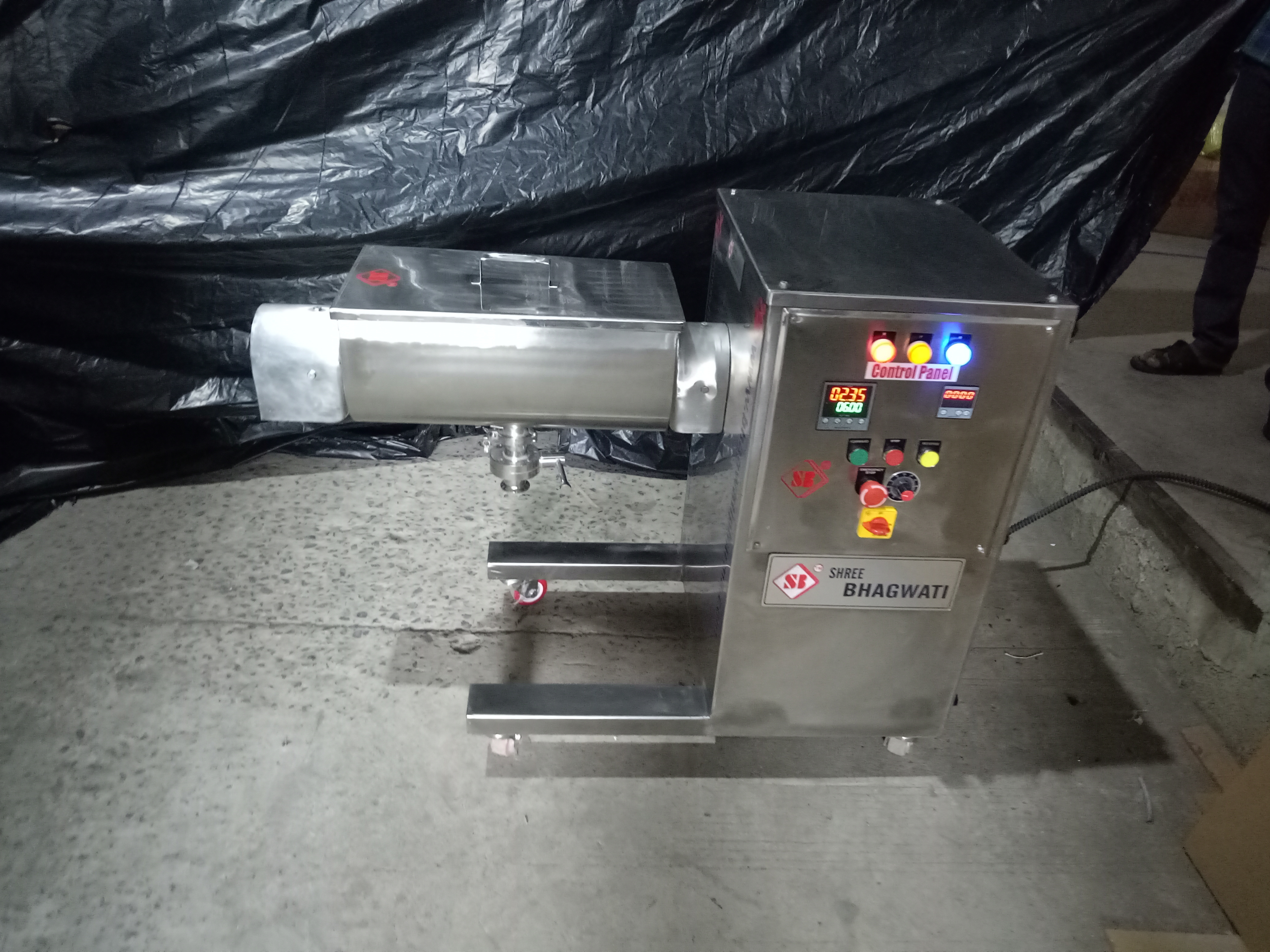 Ribbon Blender Machine For With Screw Conveyor For Powder Load Capacity: As Per The Client Required Kilograms (Kg)