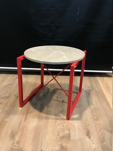 कैफे और मीटिंग टेबल को साफ करना आसान है