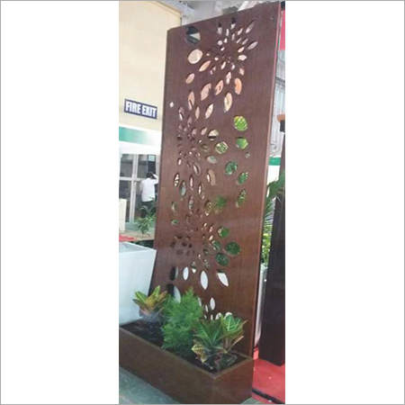 पेर्गोला के साथ छोटी पत्ती वाली जाली