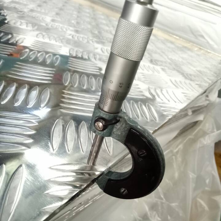 Aluminium Chequered Plate - Mill Finish, Silver | High Strength-to-weight Ratio, Corrosion Resistant, Anti-skid Patterns, Customizable Alloys, Ideal For Transport Applications