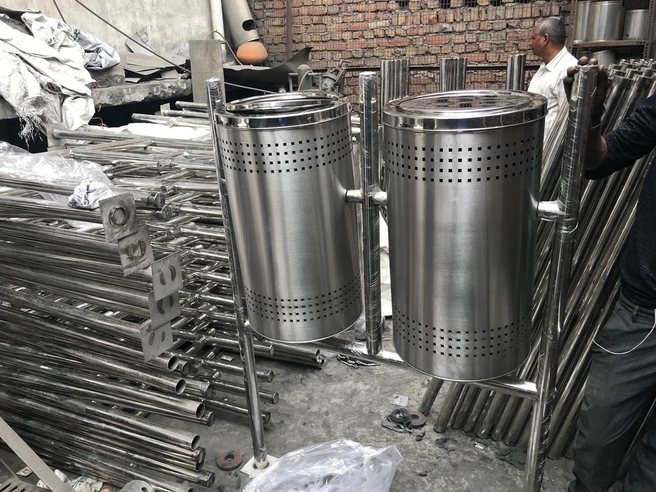 Pole Hanging Dustbin - Application: Industrial