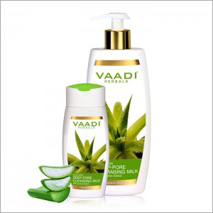 एलो वेरा डीप पोर्स क्लीनजिंग मिल्क