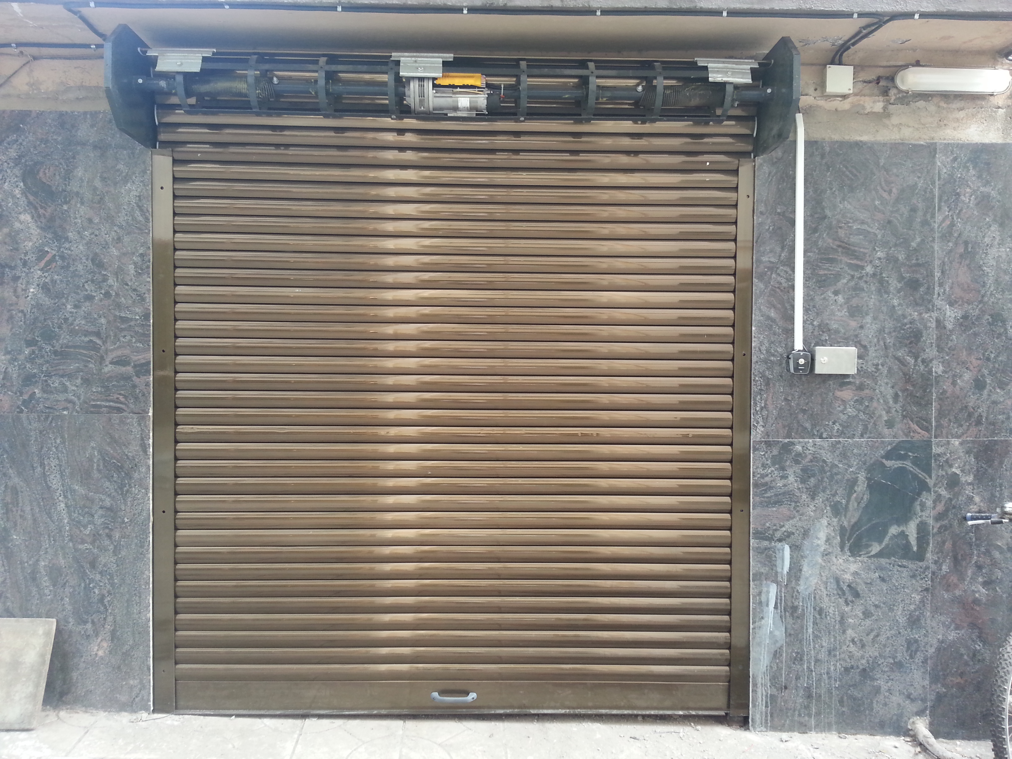 Aluminium Rolling Shutter - Heavy Duty Steel Interlock Design, Waterproof Hoods, Vertical Opening, Automatic And Manual Operation, Suitable For All Colors And Sizes