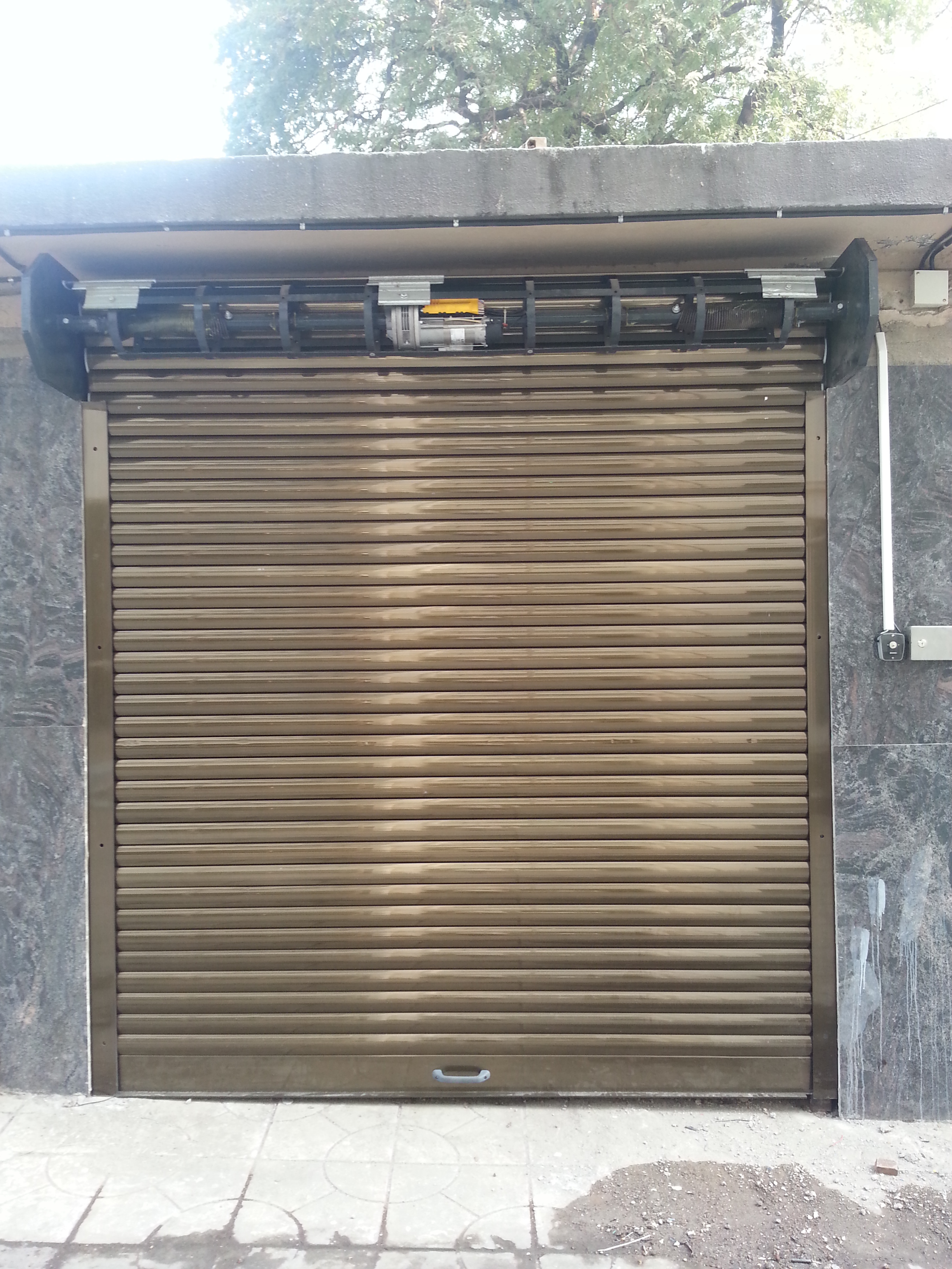 Aluminium Rolling Shutter - Heavy Duty Steel Interlock Design, Waterproof Hoods, Vertical Opening, Automatic And Manual Operation, Suitable For All Colors And Sizes