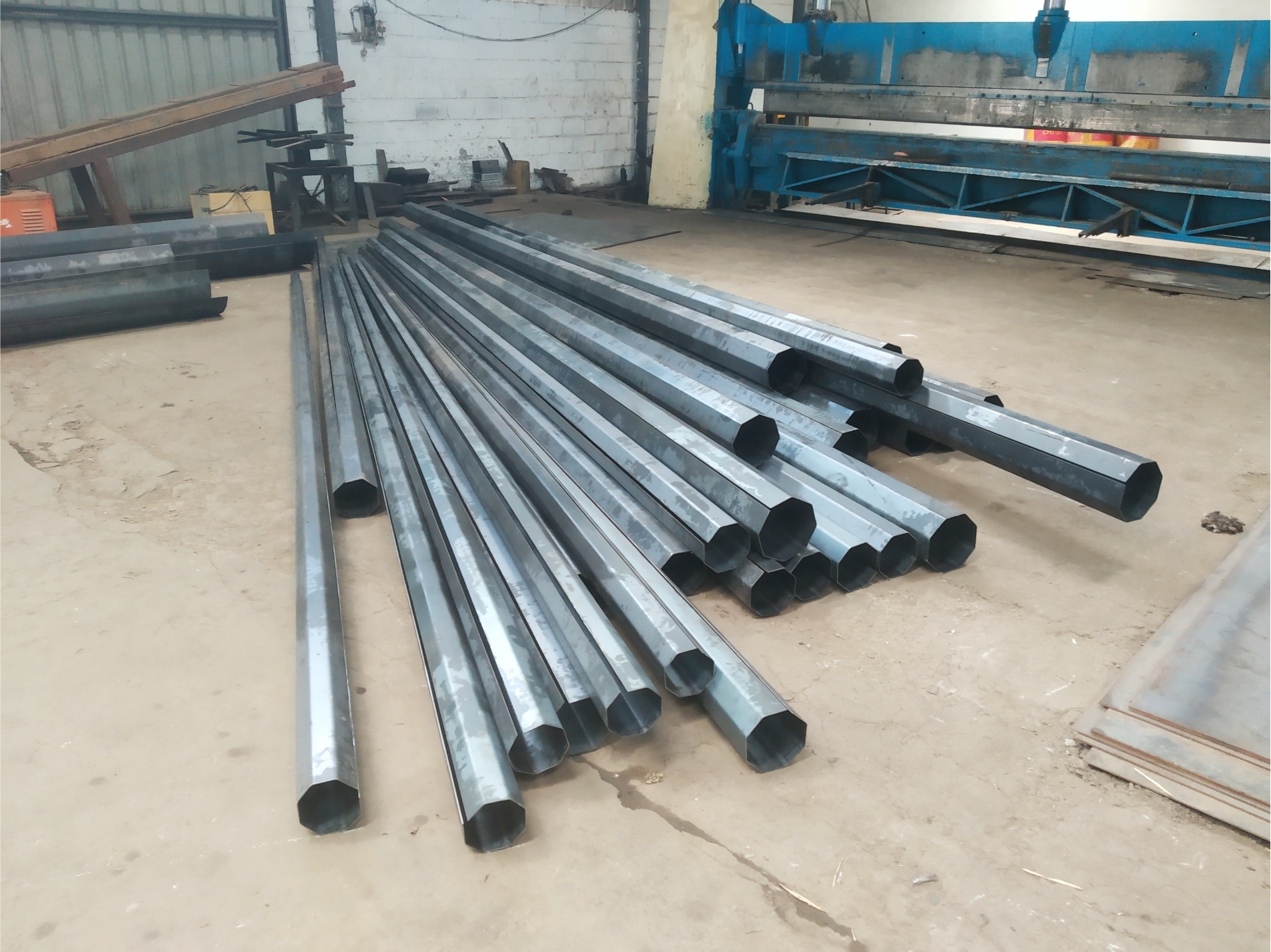 Electrical High Mast Poles - Mild Steel, Height: 9-32 Meter, Length: Up To 24 Meter, Thickness: 1-6mm, Silver Finish | For Road & Garden Use, Decorative Pillars
