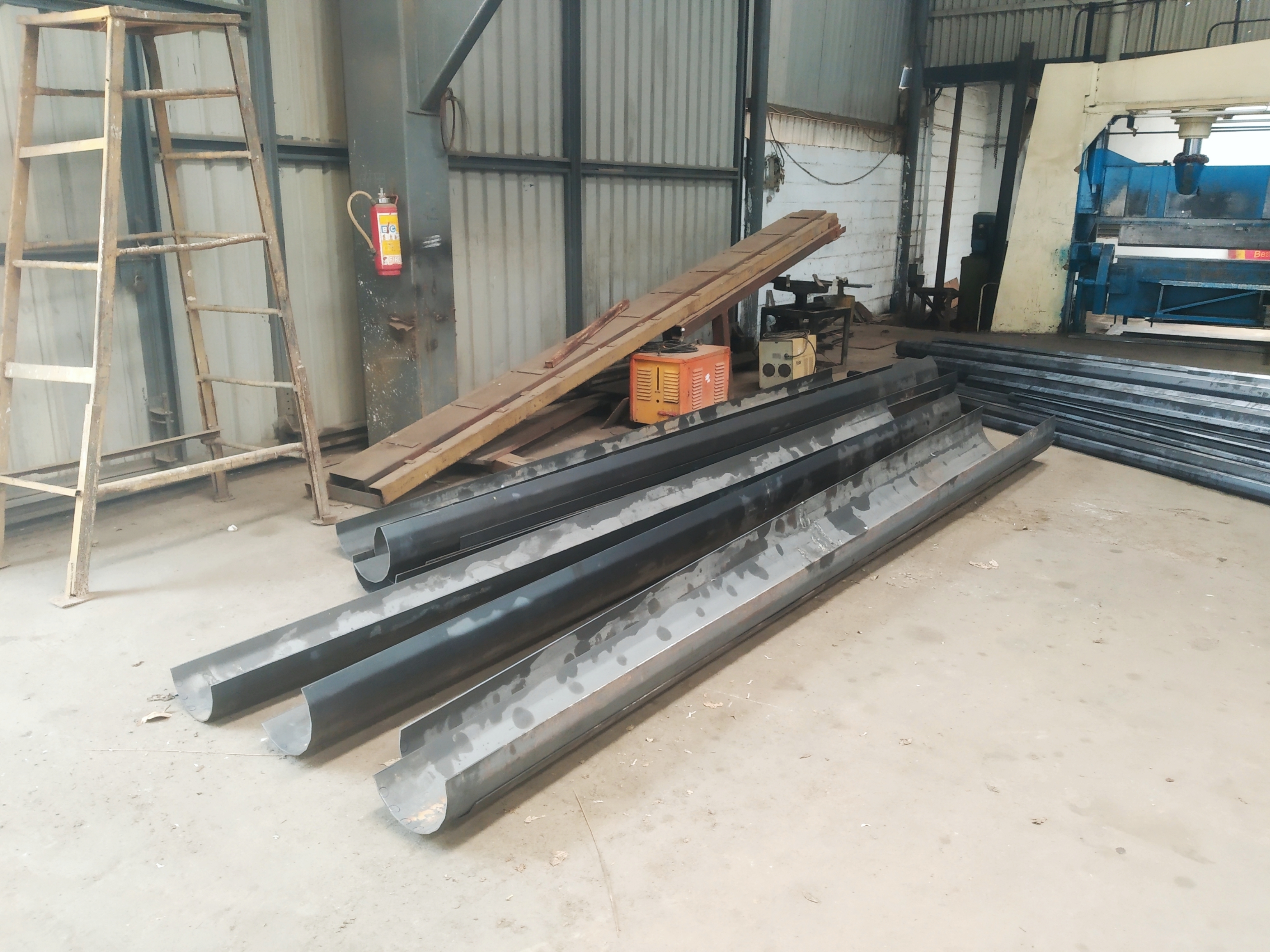 Electrical High Mast Poles - Mild Steel, Height: 9-32 Meter, Length: Up To 24 Meter, Thickness: 1-6mm, Silver Finish | For Road & Garden Use, Decorative Pillars