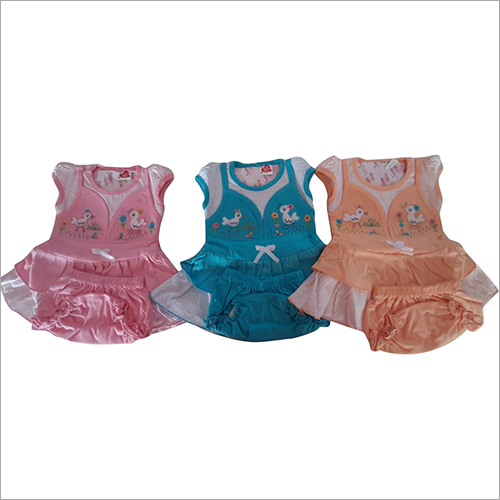 बेबी गर्ल फ्रॉक पहनें