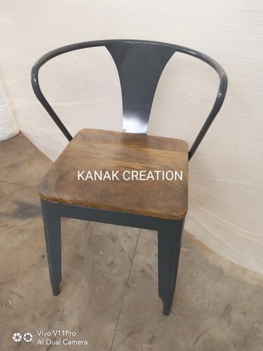 हस्तनिर्मित टॉलिक्स आर्म मेटल रेस्तरां कुर्सियां लकड़ी की सीटें आउटडोर फर्नीचर