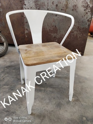 हथियारों के साथ हस्तनिर्मित औद्योगिक इनडोर-आउटडोर टोलिक्स स्टाइल चेयर