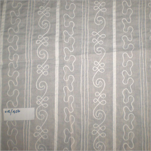 ऐरी एम्ब्रायडरी फैब्रिक के साथ पिंटक